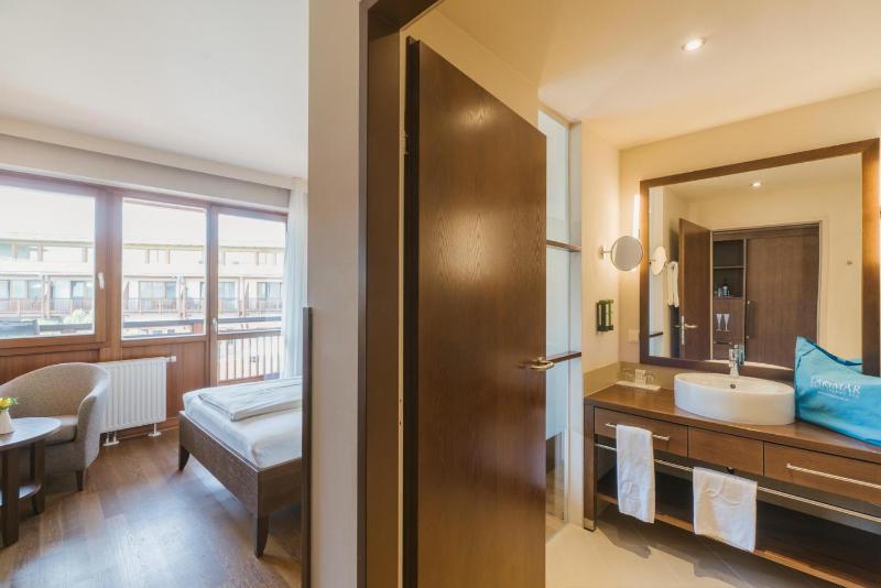 Superior Single Room with Balcony and View of the Larimar Thermal Spa image 4