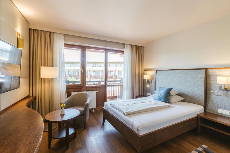 Superior Single Room with Balcony and View of the Larimar Thermal Spa image 3