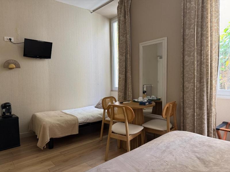 Economy Triple Room image 4