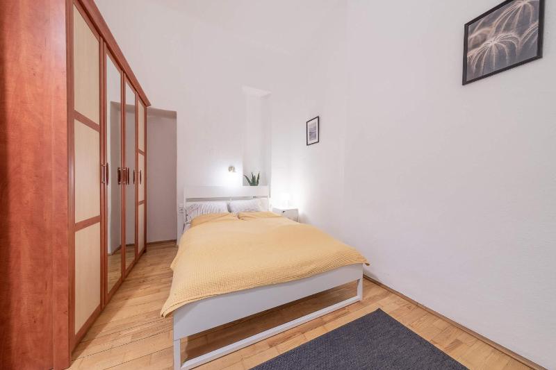 Ergola - spacious cozy 2 big rooms downtown home - image 12