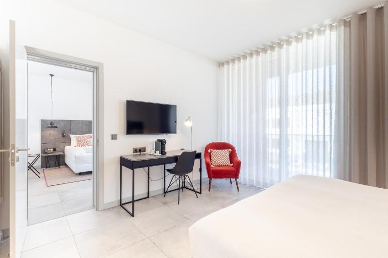 Deluxe Double or Twin Room image 2