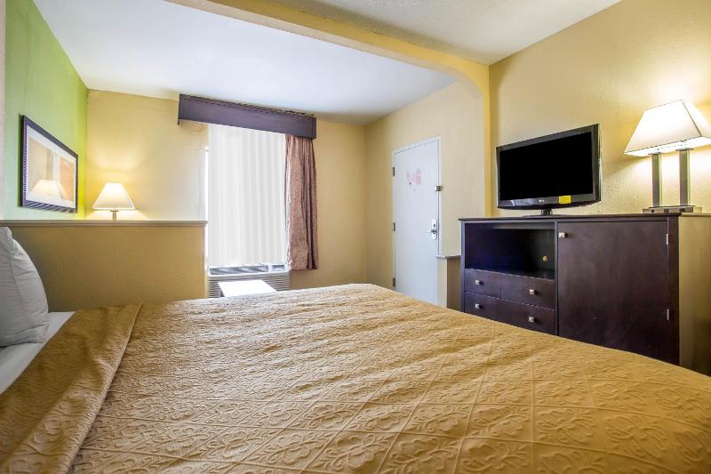 King Suite - Non-Smoking image 3