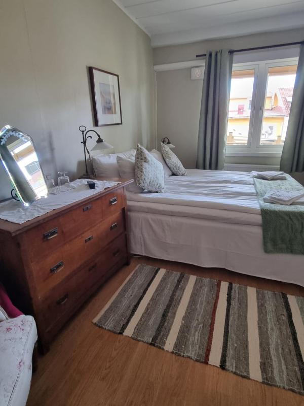 Twin Room with Shared Bathroom image 1