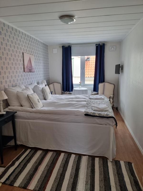 Twin Room with Shared Bathroom image 4
