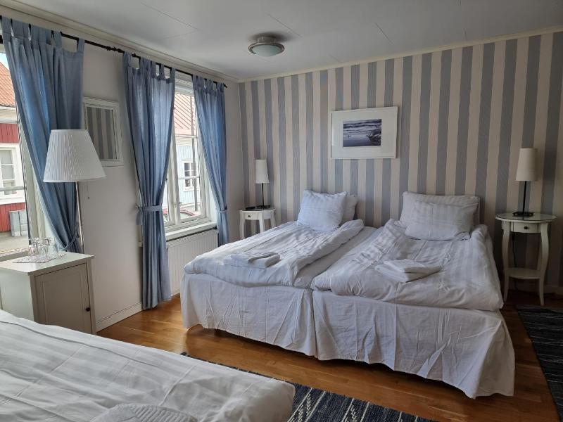 Triple Room with Private Bathroom image 1