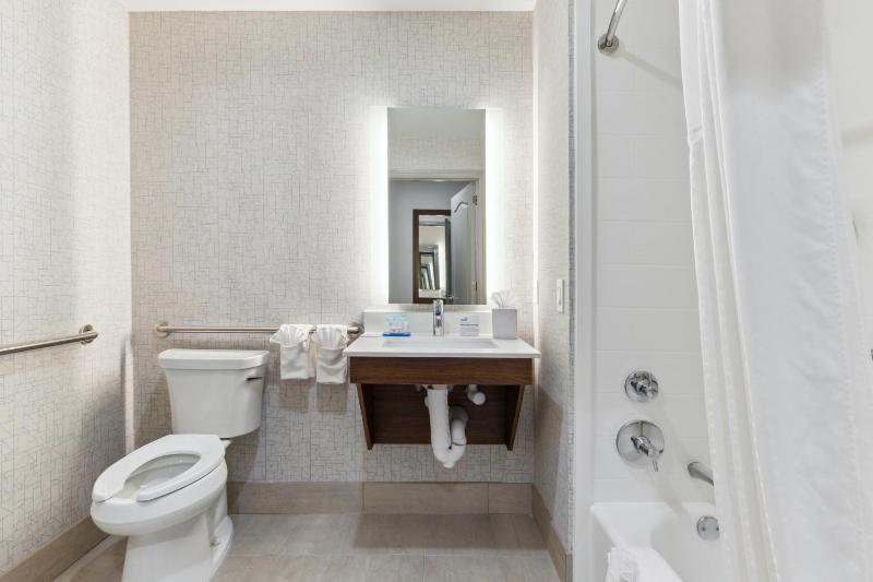 Standard Queen Room with Two Queen Beds and Mobility Accessible Tub image 2