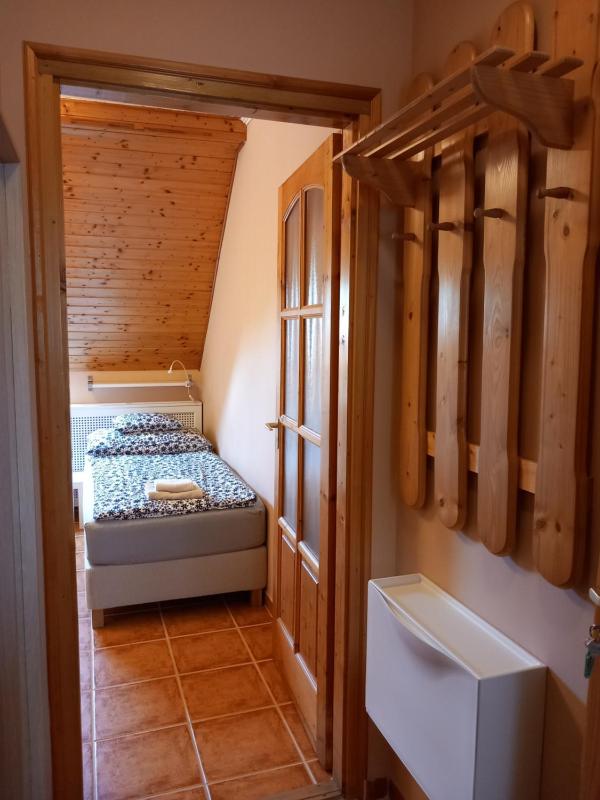 Twin Room with Shower image 4
