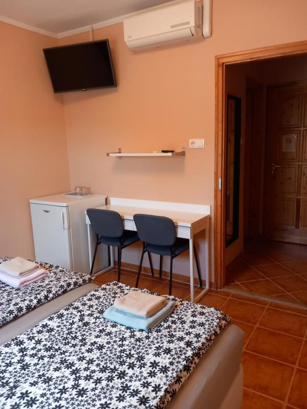 Double Room with Extra Bed image 3