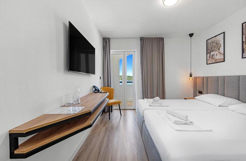 Deluxe Double Room with Balcony image 4