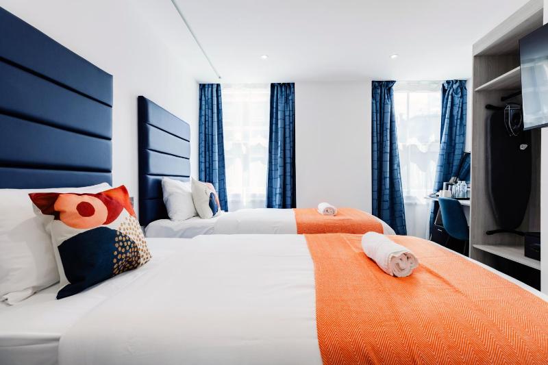 Twin Room with Shower image 4