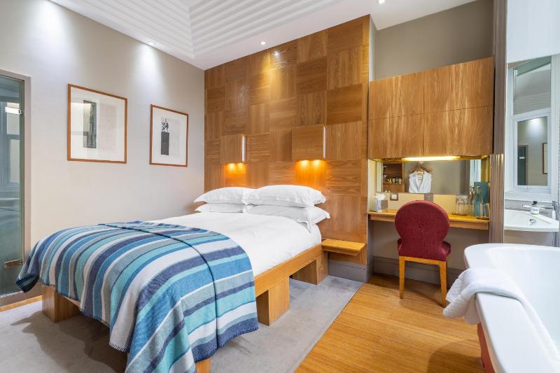 Small Double Room image 4