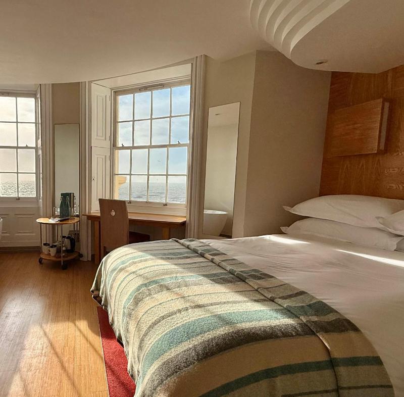 Double Room with Sea View image 4