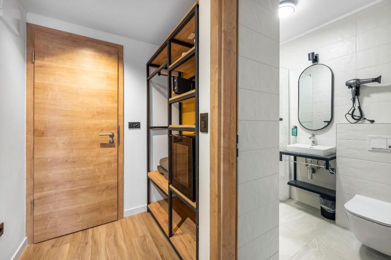 Deluxe Double Room with Balcony image 2