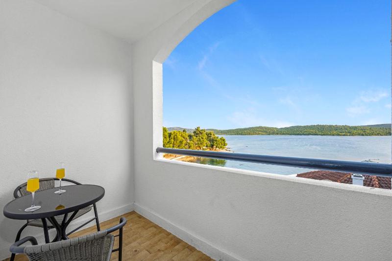 Deluxe Double Room with Balcony and Sea View image 2