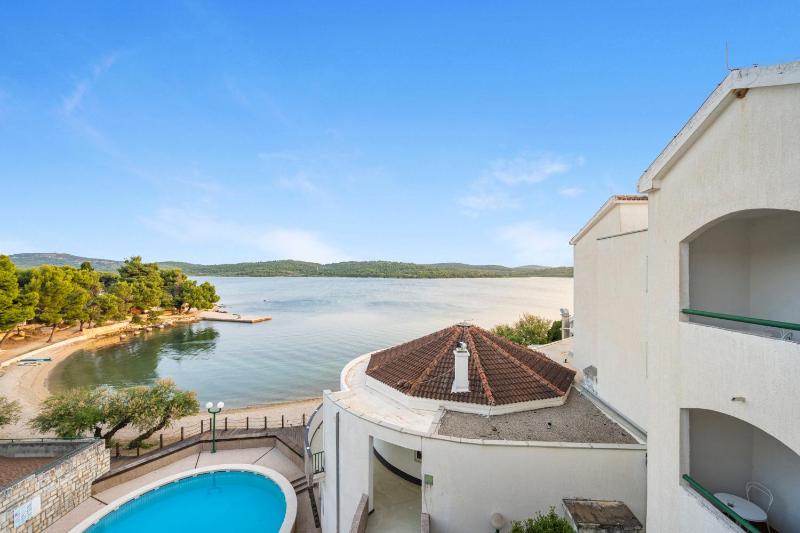 Triple Room with with Balcony and Sea View image 2