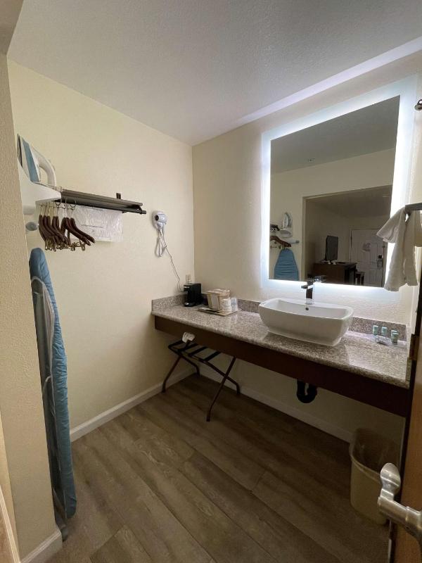 King Room with Bath Tub - Disability Access/Non-Smoking image 2