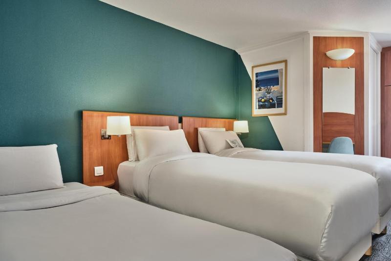 Triple Room with 3 Single Beds image 4