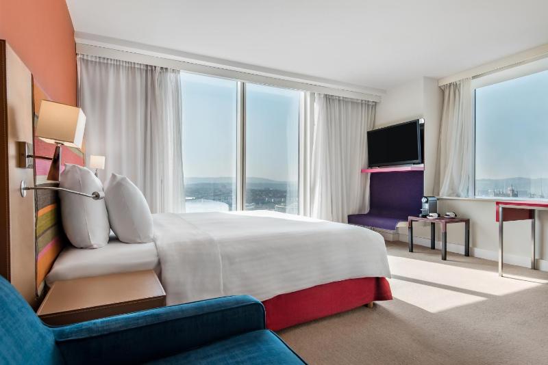Premium Room with Harbour View image 3