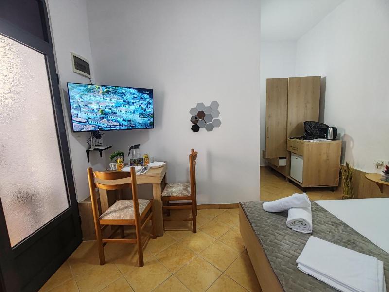 Vangert Studio Apartment - image 13