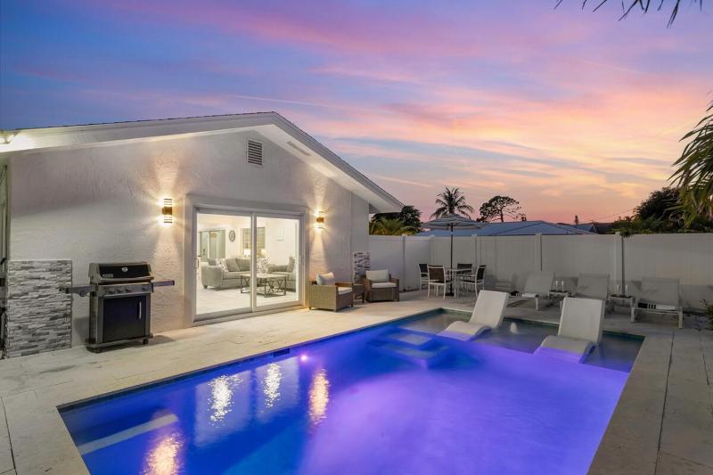 NEW Palm Tree Paradise -Close To The Beach! Beautiful Heated Pool! - image 17