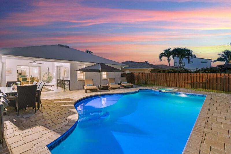 Gone Coastal - 1 Mile to Vanderbilt Beach! - Pool - image 16