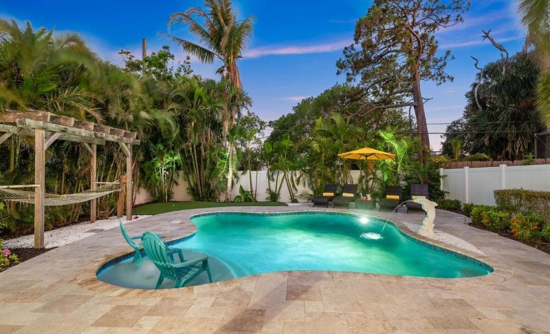 The Beach House! - 1 Mile to Vanderbilt Beach! Southern Exposure Pool - image 35