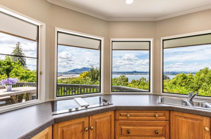 Acacia Bay Views - Serene Panoramic Views Retreat - image 6