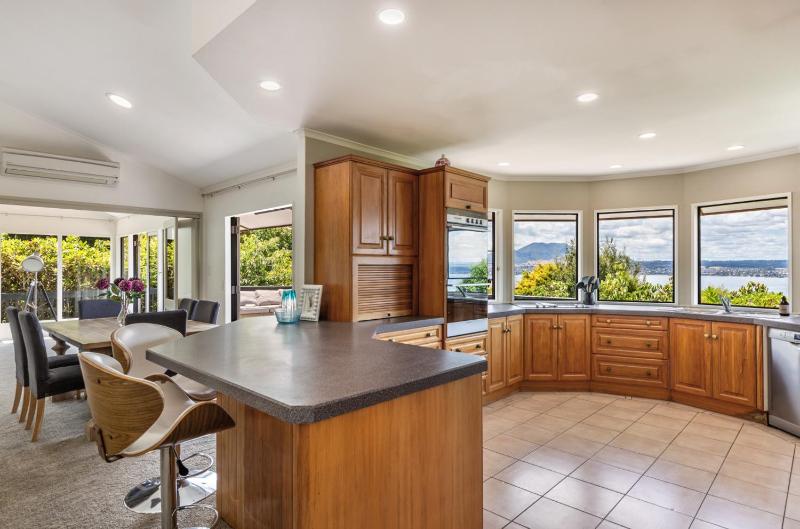 Acacia Bay Views - Serene Panoramic Views Retreat - image 4