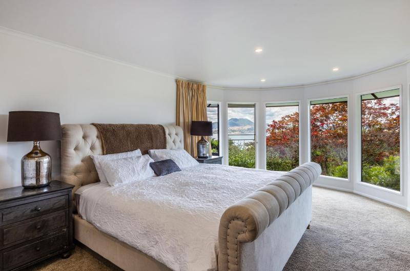 Acacia Bay Views - Serene Panoramic Views Retreat - image 3