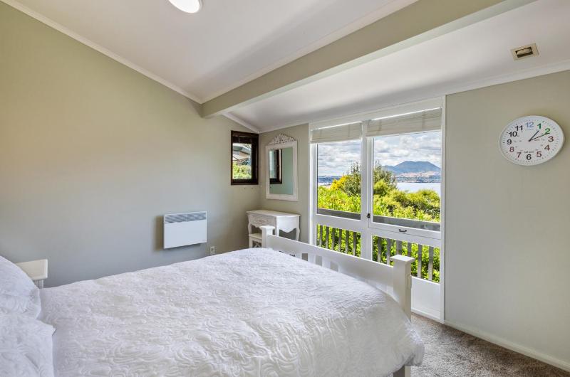 Acacia Bay Views - Serene Panoramic Views Retreat - image 11