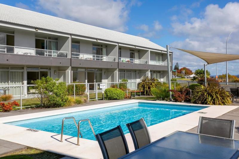 Lakeside Gem - Your Modern Retreat - image 1