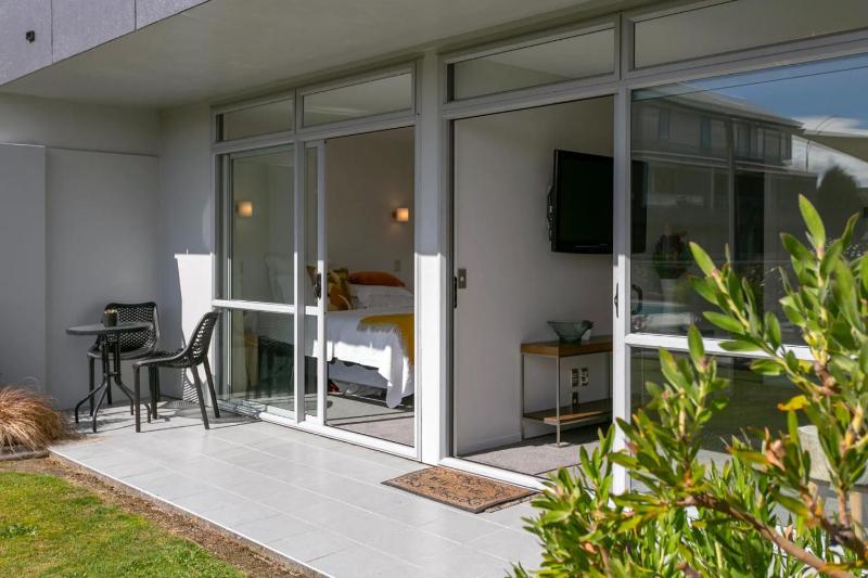 Lakeside Gem - Your Modern Retreat - image 18