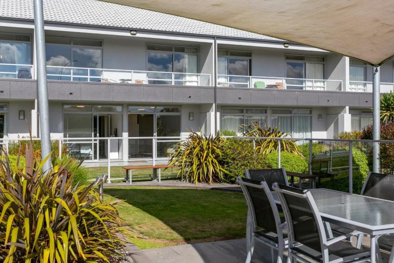 Lakeside Gem - Your Modern Retreat - image 2