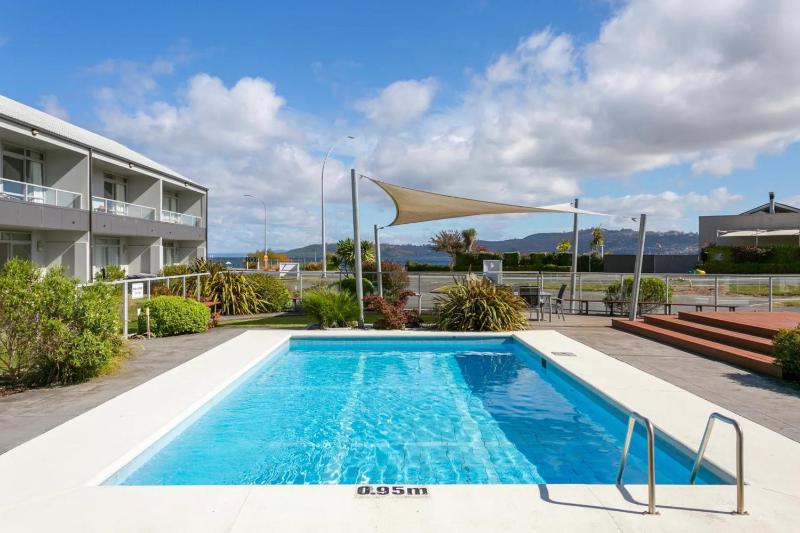 Lakeside Gem - Your Modern Retreat - image 8