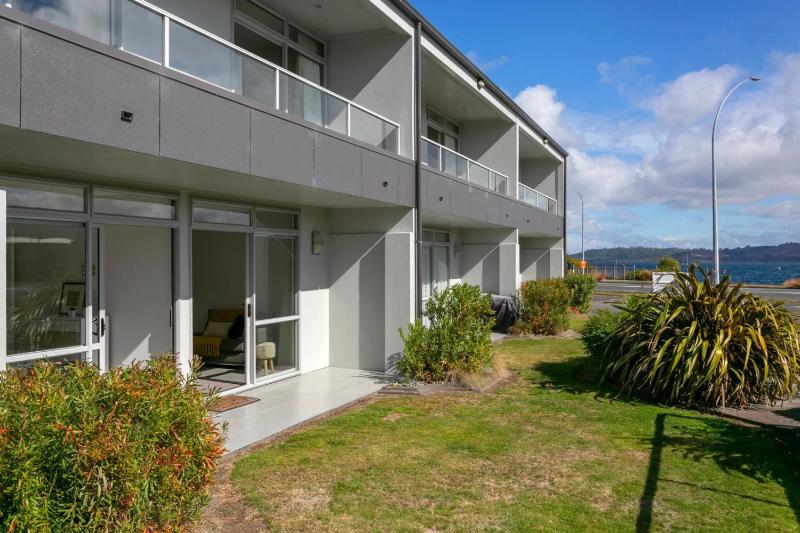 Lakeside Gem - Your Modern Retreat - image 3