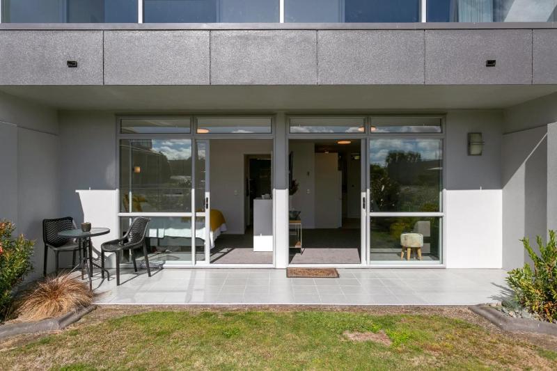 Lakeside Gem - Your Modern Retreat - image 6