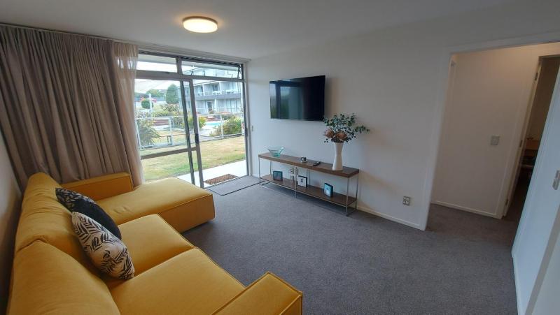 Lakeside Gem - Your Modern Retreat - image 7