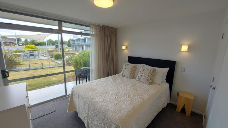 Lakeside Gem - Your Modern Retreat - image 16