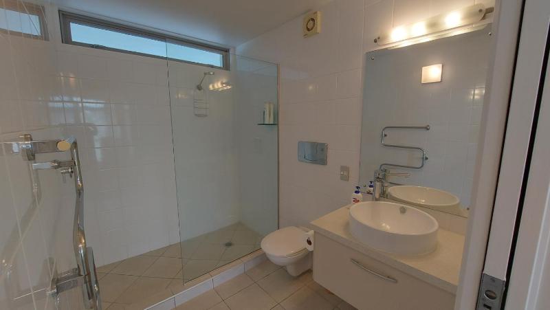 Lakeside Gem - Your Modern Retreat - image 14
