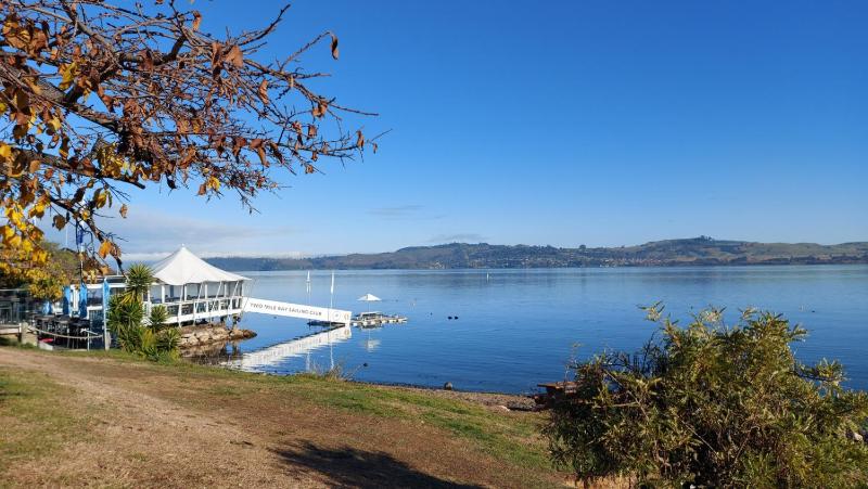Lakeside Gem - Your Modern Retreat - image 11