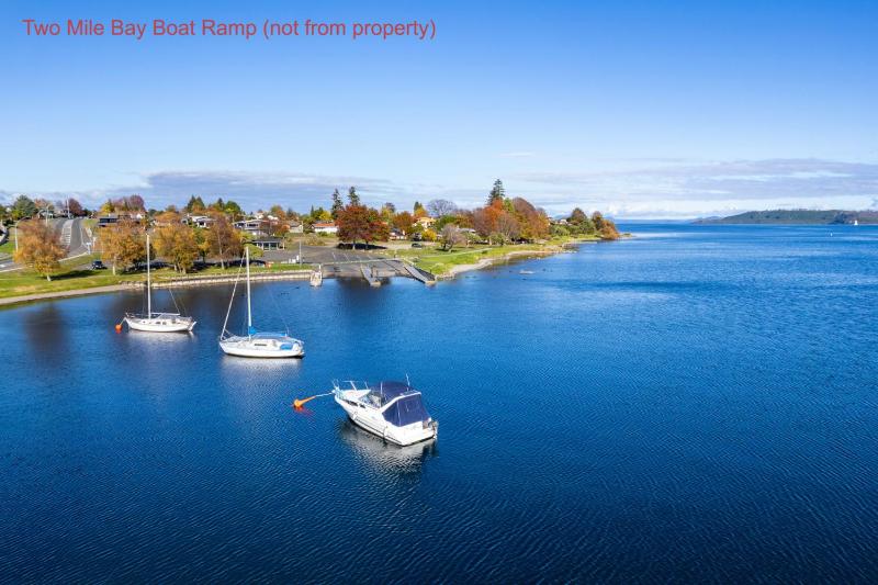 Lakeside Gem - Your Modern Retreat - image 17
