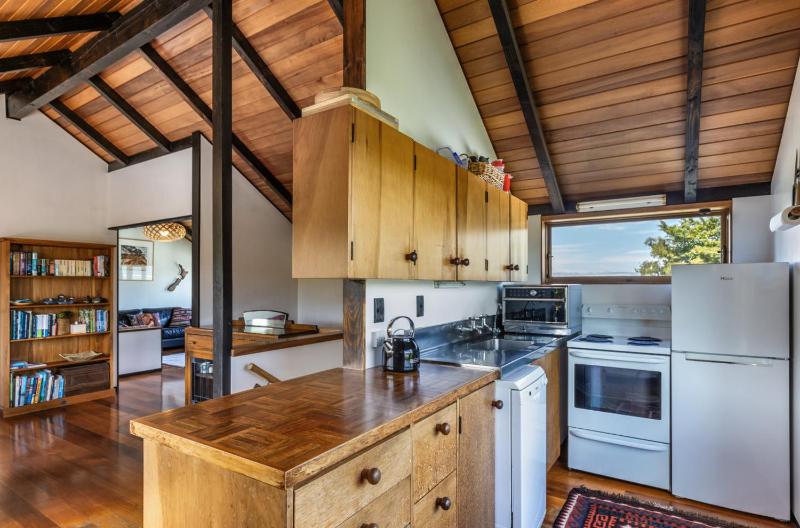 Henry Hill Cottage - The quintessential Kiwi bach - image 2