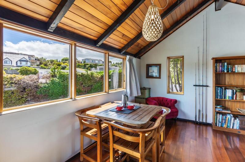 Henry Hill Cottage - The quintessential Kiwi bach - image 14