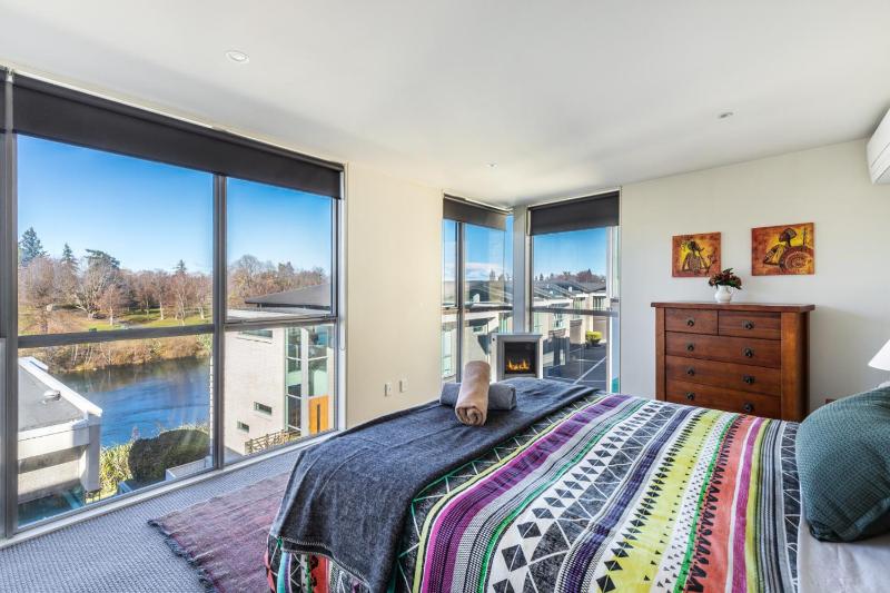 Modern Apartment Central with Wi-Fi and Linen - image 17