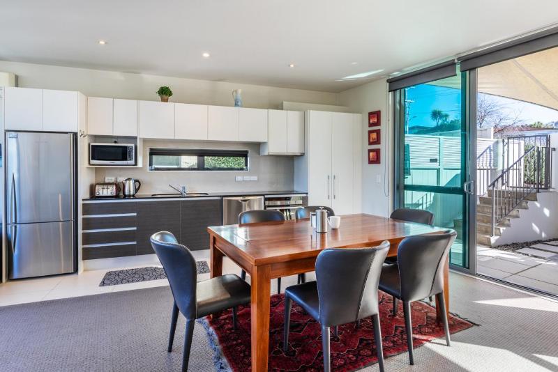 Modern Apartment Central with Wi-Fi and Linen - image 4