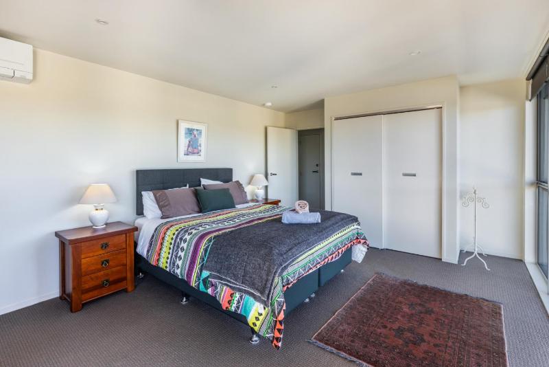 Modern Apartment Central with Wi-Fi and Linen - image 11