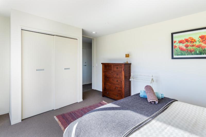 Modern Apartment Central with Wi-Fi and Linen - image 13