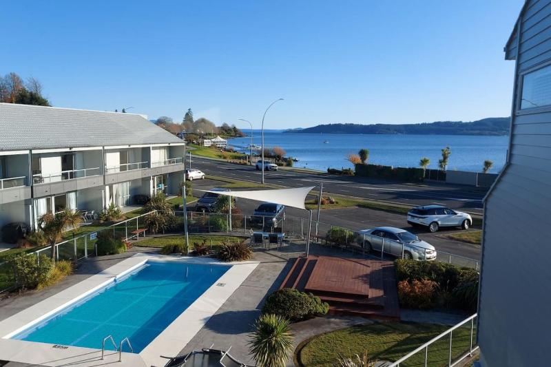 Modern two bedroom apartment great location - image 17