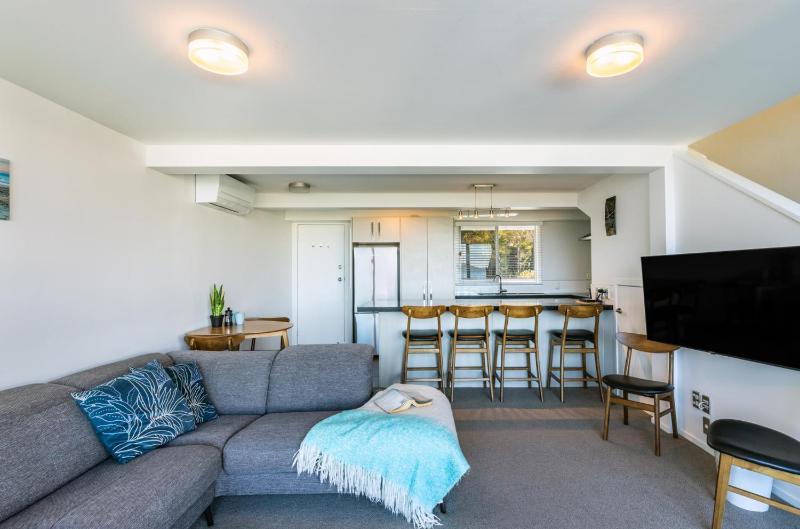 Modern two bedroom apartment great location - image 10