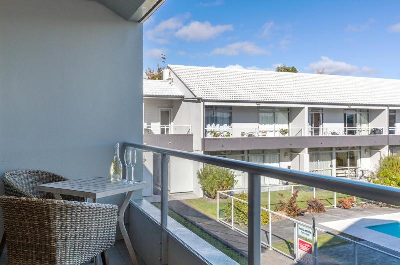 Modern two bedroom apartment great location - image 7
